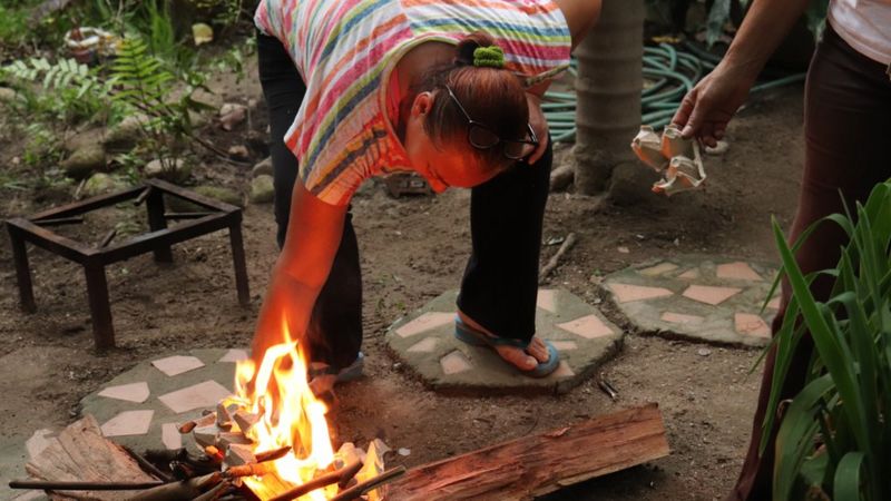 A falta de gas doméstico, los larenses encontraron otras opciones para cocinar sus comidas diarias