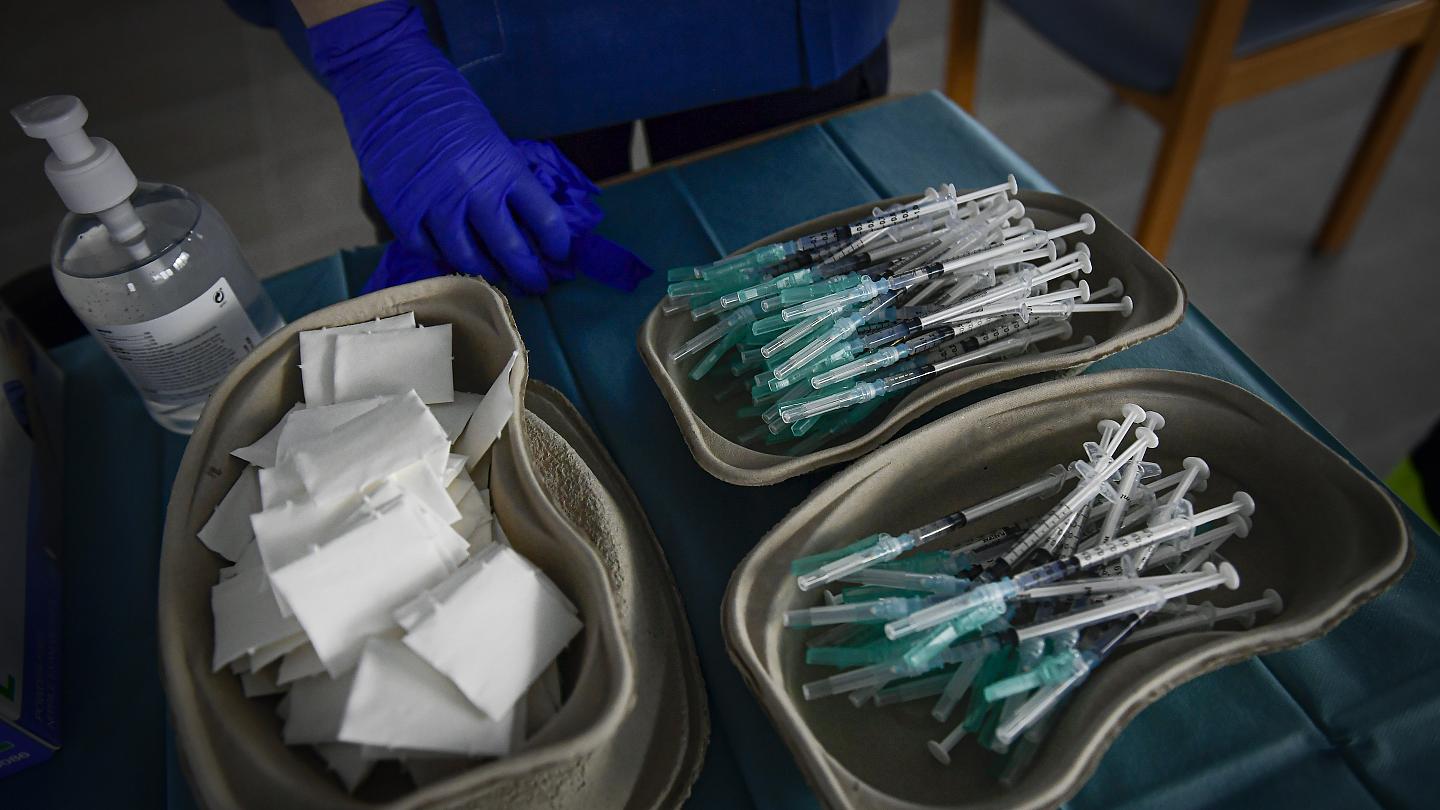 ¿Cinco o seis dosis? Controversia por la entrega de vacunas de Pfizer en Europa
