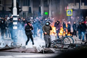 En Imágenes: Protestas contra toque de queda en Holanda provocan fuertes disturbios