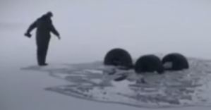 VIDEO: El momento en que un blogguero se hunde en un lago helado al norte de Rusia