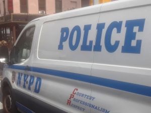 Mujer apuñaló a un policía cuando era auxiliada en su casa de Brooklyn