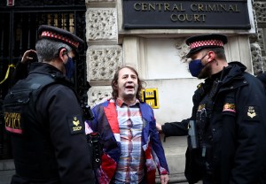 Policía británica llevará mascarilla tras el levantamiento de restricciones
