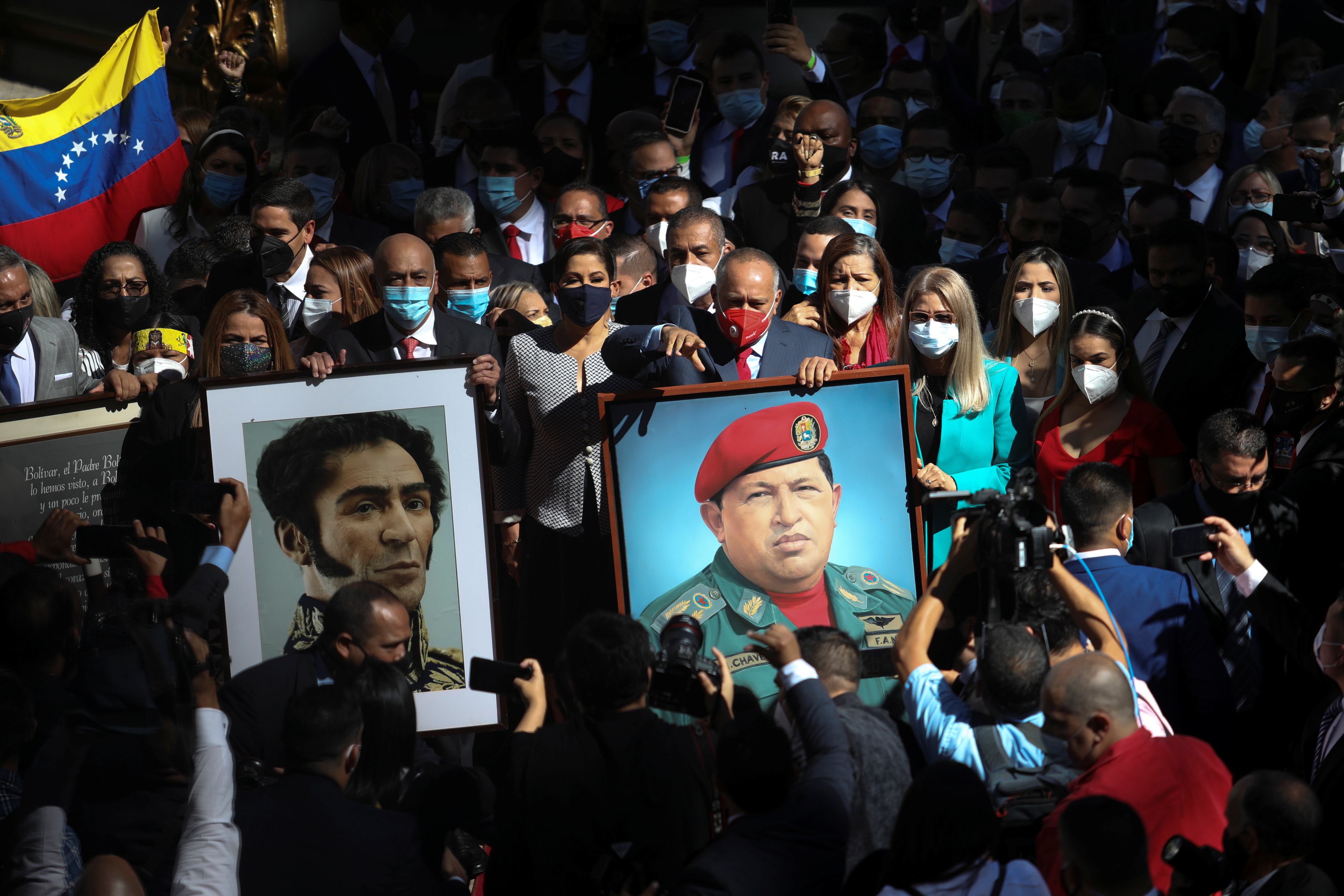 Asamblea fraudulenta de Maduro regresa los cuadros de Chávez y Bolívar al Parlamento venezolano #5Ene (FOTOS)