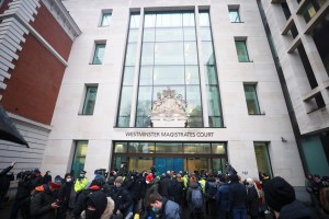 Jueza británica deniega la libertad condicional a Assange por “riesgo de fuga”