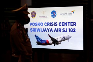 Detectaron señales de emergencia durante la búsqueda del avión estrellado en Indonesia