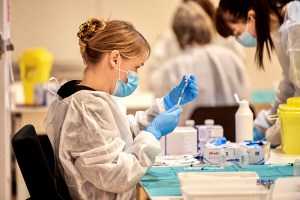 Dinamarca adelanta la dosis de refuerzo para frenar la variante ómicron del coronavirus