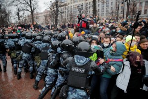 Detienen a cientos de partidarios de Navalny en marchas en toda Rusia