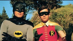A 55 años del estreno de Batman en TV: Calzas ajustadas, onomatopeyas, villanos famosos y la locura de la Batimanía