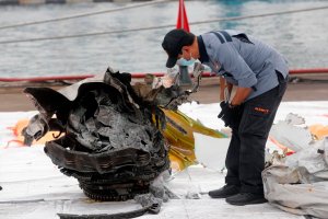 Recuperaron los datos de la caja negra del Boeing que se estrelló en Indonesia