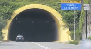 ¡PELIGRO! Conductores alertaron que el Túnel “La Planicie” no tiene luz (Video)