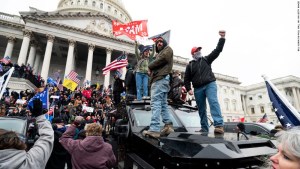 Exasesores de Trump tendrán que declarar ante jurado por asalto al Capitolio