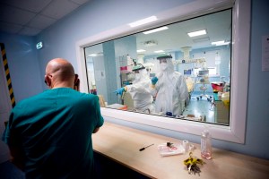 Europa no frena la pandemia mientras sube la tensión por retraso de vacunas