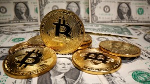 Sube como la espuma: Bitcoin bate un nuevo récord de cotización al superar los 62 mil dólares