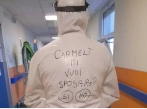 Enfermero italiano pide matrimonio a su novia con ayuda de su traje de protección antiCovid-19