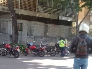 Denuncian que colectivos con apoyo de PoliCaracas invaden edificios en la avenida Libertador #7Ene (Foto)