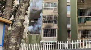 Se registra fuerte incendio en edificio de El Cafetal #25Ene (VIDEO)