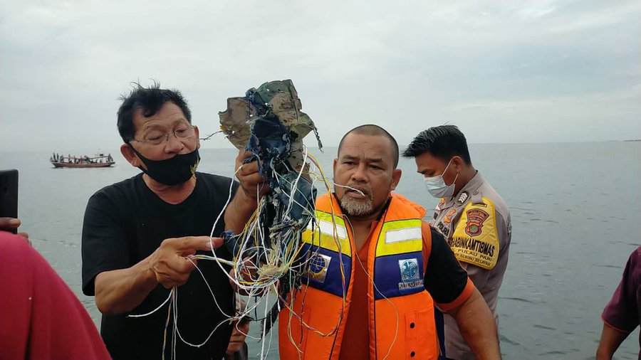 Encuentran escombros del avión de pasajeros indonesio y restos humanos en aguas de Yakarta (VIDEO)