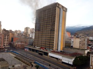 Reportan incendio en la sede del Ministerio de Educación en Caracas este #28Ene (Fotos y Videos)