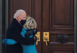El inesperado abrazo que le dio el presidente Biden a su esposa al llegar a la Casa Blanca