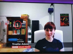 VIRAL: En pleno noticiero de la BBC, entrevistada olvidó esconder su juguete sexual (Video)