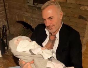 El “secreto mágico” de Gianluca Vacchi para lograr dormir a su bebé