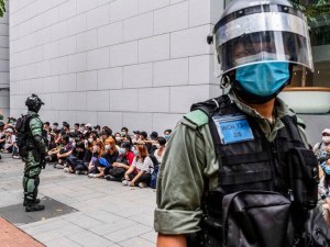 La UE pide liberación inmediata de detenidos en Hong Kong y analiza sanciones