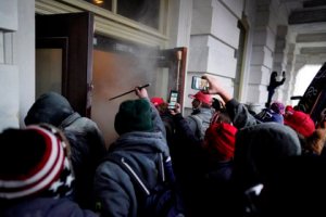 Justicia Federal de EEUU imputó a 15 personas por participar en los violentos disturbios en el Capitolio