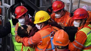 Confirman la muerte de 10 de los 22 mineros atrapados en una mina en China