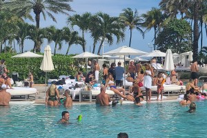 Playas y bares de Florida continúan repletos sin importar el alarmante aumento de casos (Fotos)