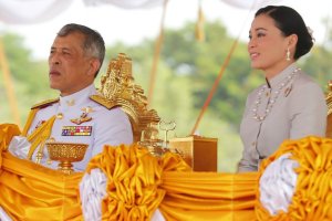 Un harén de 20 mujeres, un perro nombrado comandante y sextorsión: Los escándalos del Rey de Tailandia