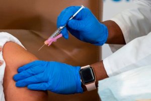 Acusan a un paramédico latino de robar vacunas de Covid-19 en Florida