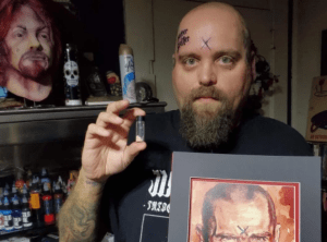 Fanático de Charles Manson se tatuó las cenizas del líder en la frente (FOTOS)