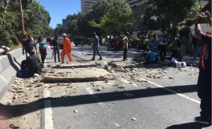 Colapsa pasarela en la autopista Francisco Fajardo que comunica a San Agustín del Sur con Parque Central #4Ene (Fotos)
