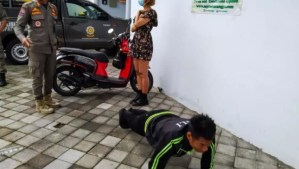 Extranjeros sin mascarillas en la isla indonesia de Bali fueron obligados a hacer flexiones