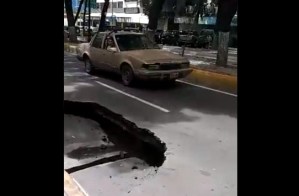 Cedió el pavimento de la Avenida Vollmer en San Bernardino dejando un hueco enorme (VIDEO)