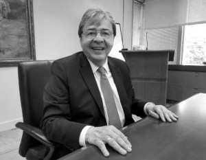 Carlos Holmes Trujillo, un abogado de avanzada y amplia trayectoria en el sector público de Colombia