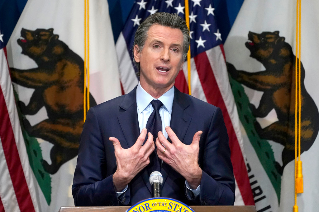 Gobernador de California violó las restricciones por Covid-19 y ahora peligra su puesto