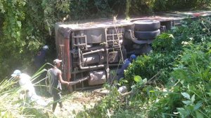 Múltiples heridos tras volcamiento de un autobús en la carretera vieja Caucagua – Higuerote