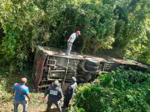 Más de 30 personas resultaron lesionadas tras volcamiento de un autobús en Higuerote