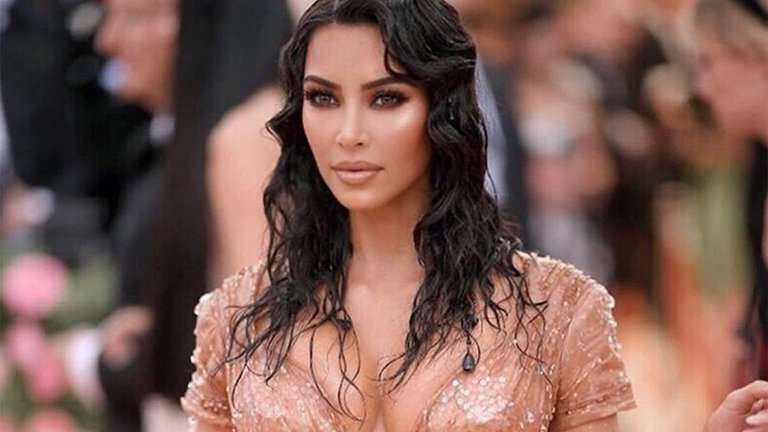 Las atrevidas fotos de Kim Kardashian en diminuto bikini que causaron conmoción en las redes