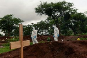 Ser enterrado entre desconocidos, la propagación del nuevo coronavirus hace ver la crueldad en Zimbabue
