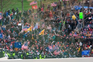 Miles de seguidores de Trump se enfrentaron a la policía frente al Congreso
