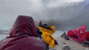 Querían grabar el descenso de una GIGANTESCA avalancha de cerca: Esto fue lo que les sucedió (VIDEOS)