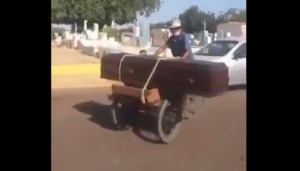 ¡Solo en Venezuela! Ante la falta de gasolina en Zulia, trasladan una urna en bicicleta (VIDEO)