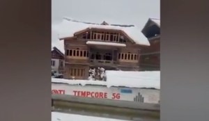 Acumulación de nieve provocó el colapso de una casa de tres pisos en la India (VIDEO)