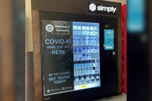 Conoce el primer aeropuerto de EEUU que vende pruebas de Covid-19 en máquinas expendedoras
