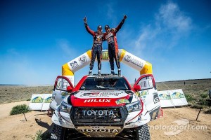 Al-Attiyah vuelve a ganar etapa del Dakar y sigue su duelo con Peterhansel