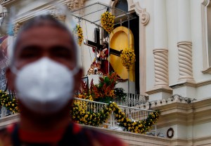 Miles de filipinos acuden a celebrar la Procesión del Nazareno Negro pese a la pandemia (Fotos)