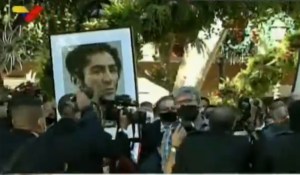 Así llegaron los diputados de la AN fraudulenta con los cuadros de Chávez y Bolívar al Parlamento venezolano #5Ene (VIDEO)