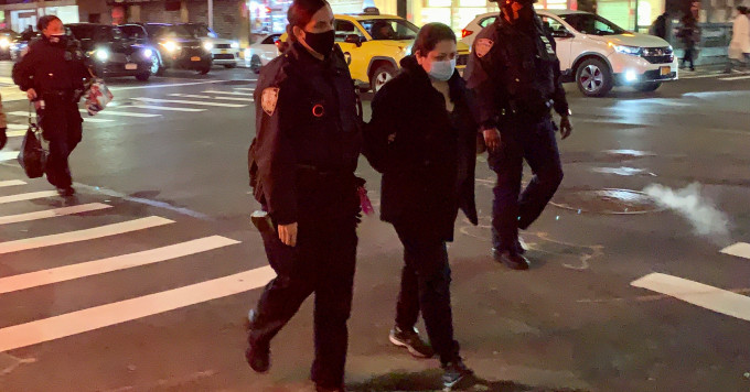 Acusaron a una mujer de empujar a otra usuaria a las vías del metro de Nueva York